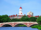 Foto de rio e ponte em frente à Universidade de Harvard, nos EUA