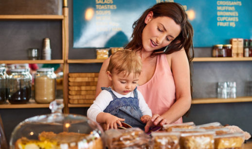 mãe com filho pequeno em loja