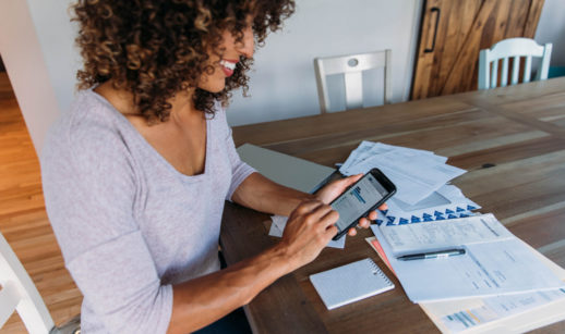 Mulher pagando no celular