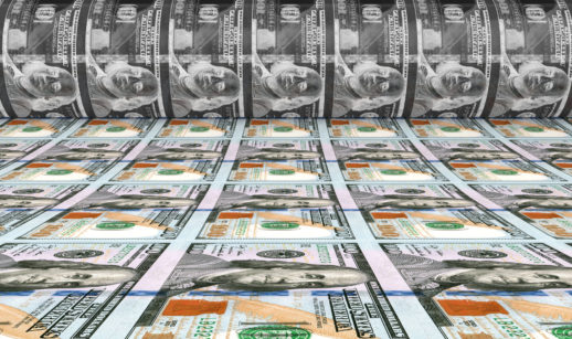 Impressão de dólares em máquina, alusiva ao movimento de inflação acelerada, com reflação