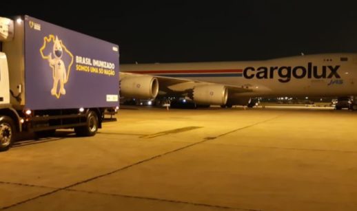 Vacina chegando no avião