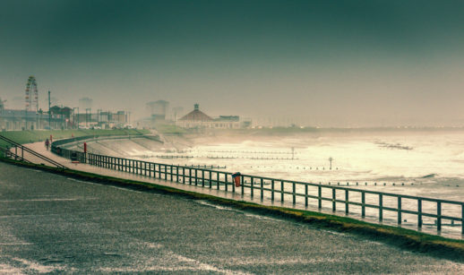 Paisagem da cidade de Aberdeen, na Escócia, com tempestade provocada pelo aquecimento global alertado pela ONU
