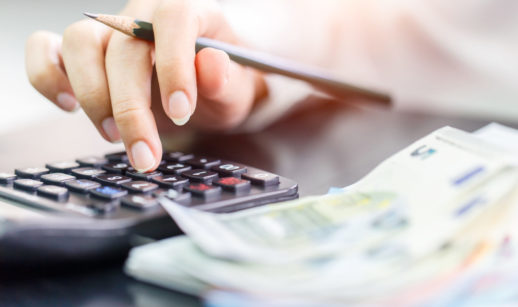 Mão feminina na calculadora