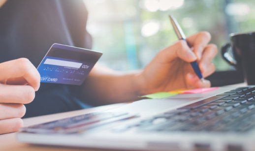 Cartão de crédito na mão