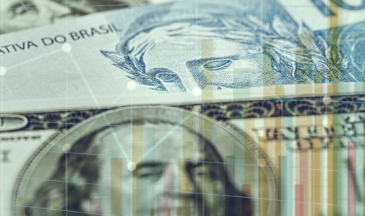 Cédulas de dólar e real