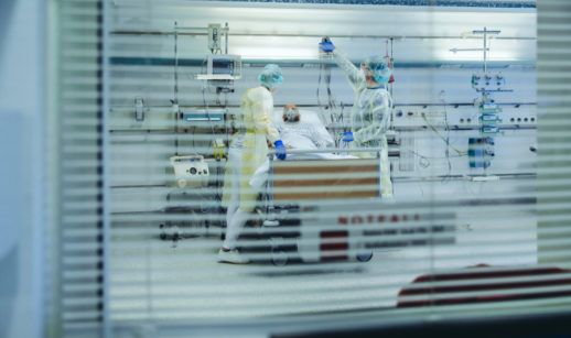 Enfermeiros com doente em UTI