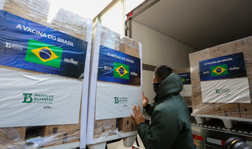 Caminhões com vacinas do Butantan, produzidas a partir de insumos da China