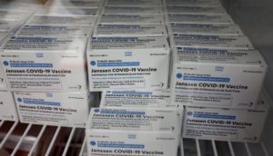 Caixas de vacina da Janssen em geladeira
