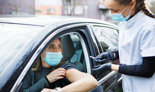 Mulher vacinada em drive-thru