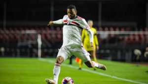 Jogador do São Paulo, Reinaldo, no duelo final do Campeonato Paulista de futebol, que será transmitido pelo YouTube