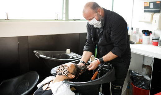 Cabelereiro com cliente em salão, exemplo do setor de serviços, cujos números serão conhecidos com a agenda econômica