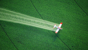 Avião espalha agrotóxico