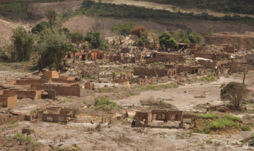 Foto de cima do distrito de Bento Rodrigues, em Mariana, Minas Gerais, onde barragem da Samarco, detida pela BHP, se rompeu