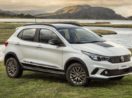 Modelo do Fiat Argo, que lidera lista de carros mais vendidos no Brasil em junho, em meio à paisagem
