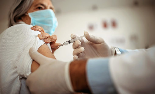 Estudo mostra efetividade da vacinação entre grupos mais velhos