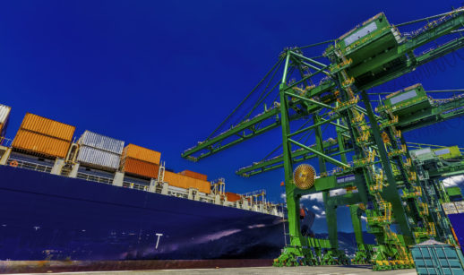 Navio recebe carga em porto