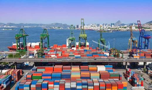 Porto do Rio de Janeiro com contêineres em primeiro plano, alusivo ao crescimento do PIB do Brasil previsto pelo FMI