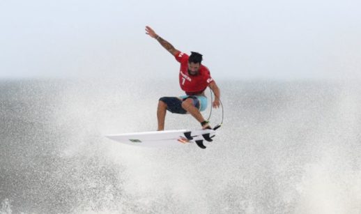 Surfista quebrando onda