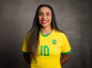 Jogadora de futebol Marta, com a camisa da seleção brasileira e patrocínio coberto