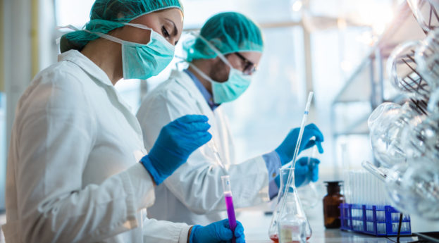 Pesquisadores em laboratório