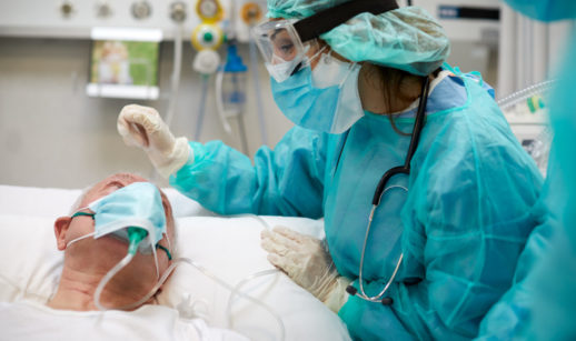 Diente de covid com enfermeira