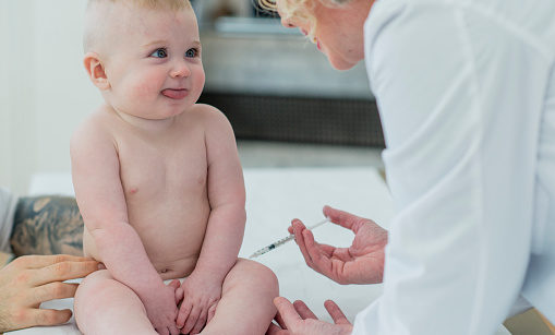 Bebê tomando vacina contra a gripe