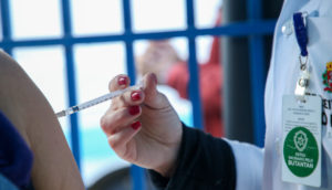 Detalhe de vacinação de pessoa adulta em São Paulo