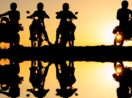 motociclistas entardecer