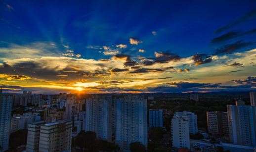 Prédios com pôr do sol ao fundo em São José dos Campos, SP, alusivo à carteira de FIIs do Safra