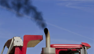 Chaminé de caminhão com fumaça preta