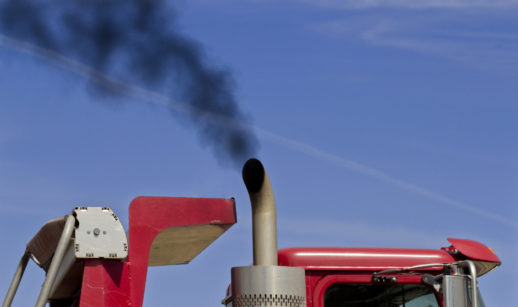 Chaminé de caminhão com fumaça preta