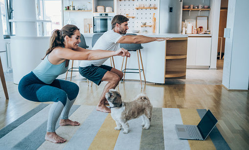 Adultos fazendo exercício