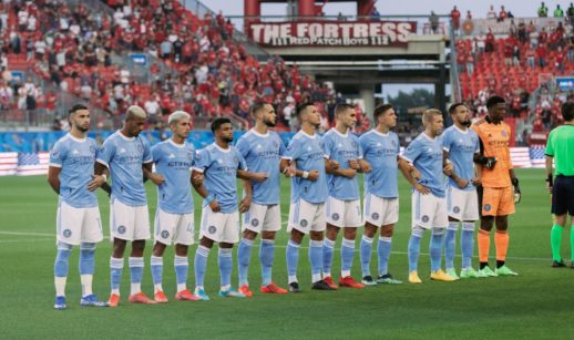 Elenco do New York City FC, que terá patrocínio do Guaraná Antarctica, perfilado em gramado para jogo