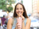Mulher toma milkshake