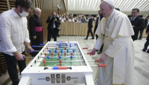 Papa jogando pebolim