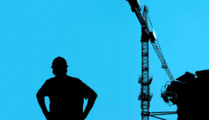 Silhueta de operário em construção