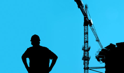 Silhueta de operário em construção