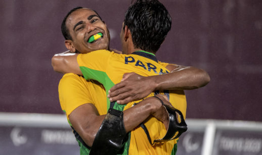Jogadores de futebol de 5 do Brasil comemorando vitória nos Jogos Paralímpicos de Tóquio