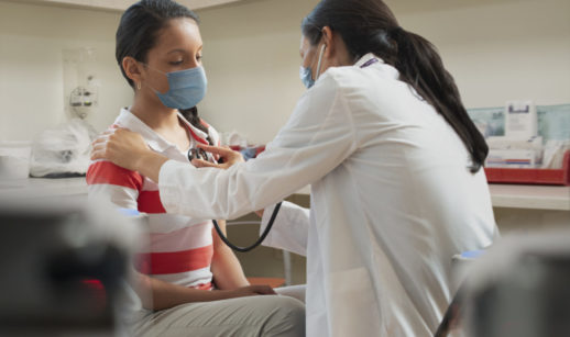 Adolescente se consultando com médico