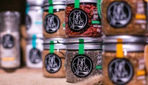 Vidros de temperos da BR Spices, adquirida pela Kraft Heinz, empilhados