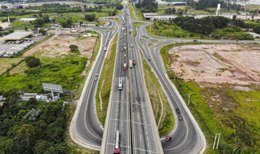 Imagem aérea da Rodovia Presidente Dutra, que está sob concessão para a CCR