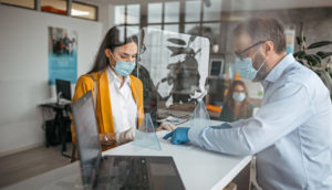 mulher atendida no balcão do banco