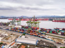 Vista aérea do Porto de Santos, com destaque para as pontes rolantes e contêineres