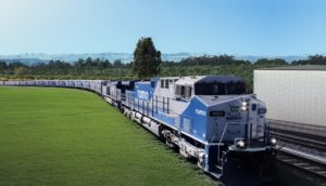 Foto aérea frontal de trem da Rumo andando em meio ao verde