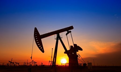 Silhueta de máquina de extração de petróleo na terra, com pôr do sol ao fundo, alusivo às ações da 3R Petroleum