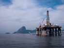Plataforma de petróleo da Petrobras com o Rio de Janeiro ao fundo, alusivo à entrada da petroleira na carteira de ações com foco em dividendos do Safra em outubro