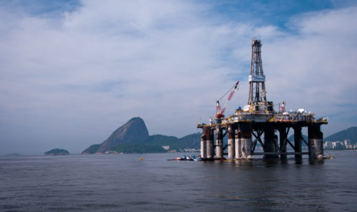 Plataforma de petróleo da Petrobras com o Rio de Janeiro ao fundo, alusivo à entrada da petroleira na carteira de ações com foco em dividendos do Safra em outubro