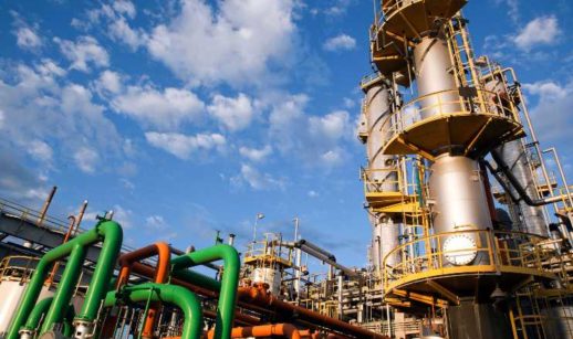 Perspectiva de baixo para cima de refinaria da Petrobras