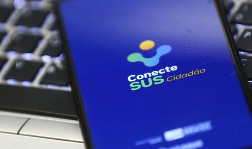 Tela de smartphone com o aplicativo ConecteSUS aberto, por onde é possível emitir o certificado de vacinação contra a covid-19