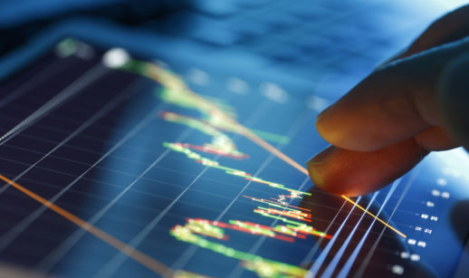 Dedo apontando para gráficos de ativos em tela de tablet, alusivo à Carteira Global do Safra